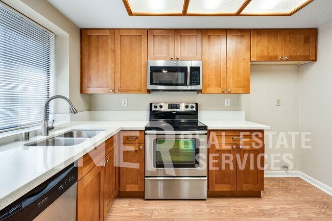 Building Photo - Updated & Beautiful Crosswoods Home