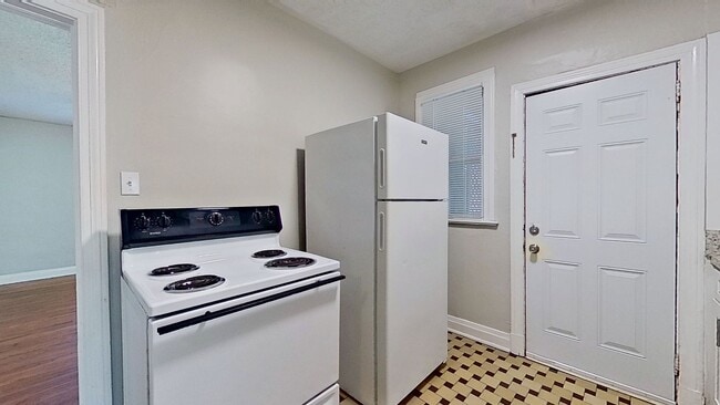 Building Photo - Cozy Upstairs Retreat in Prime San Marco Location!