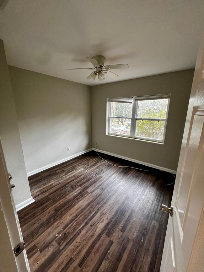 Building Photo - Beautiful  and Remodeled 3 Bedroom 1 Bathr...