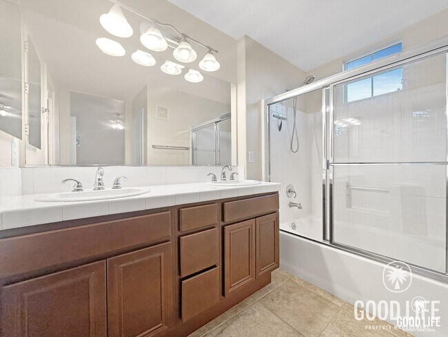 Building Photo - Gorgeous 2 Bed/2 Bath Condo in a Quiet, Charming Community