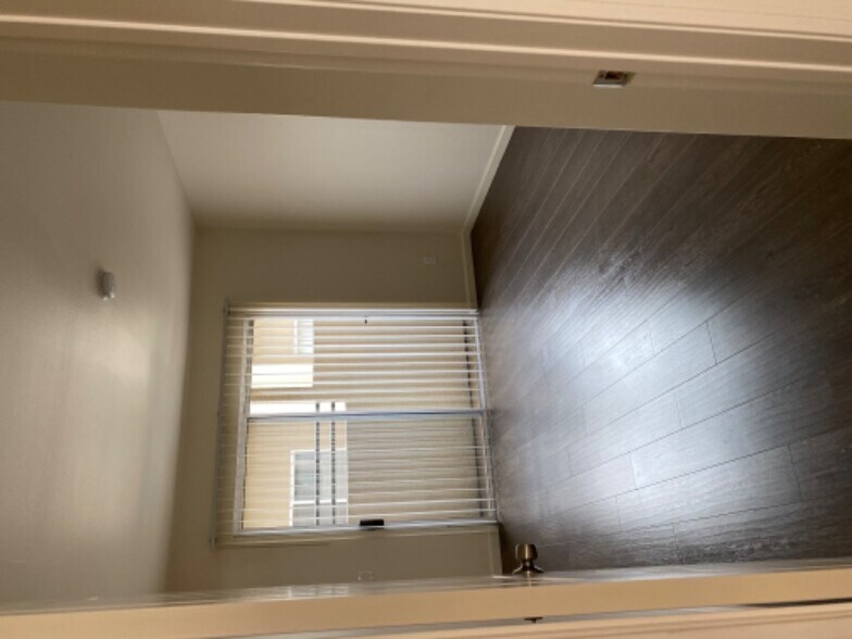 Building Photo - 13002 Riverside Dr