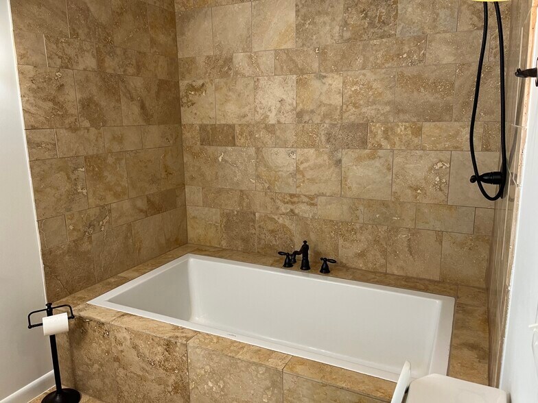 Second bath with soaking tub - 2101 Jade Dr
