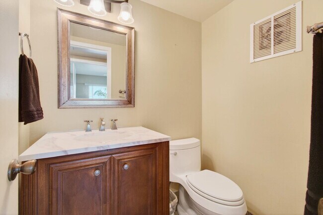 Building Photo - 33 Fanshaw A