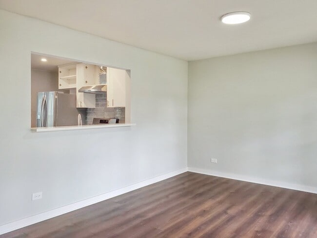 Building Photo - 720 Country Ln S