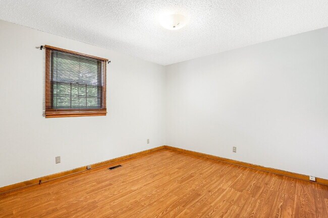 Building Photo - 3 Bedroom/2 Bathroom Home in Springfield