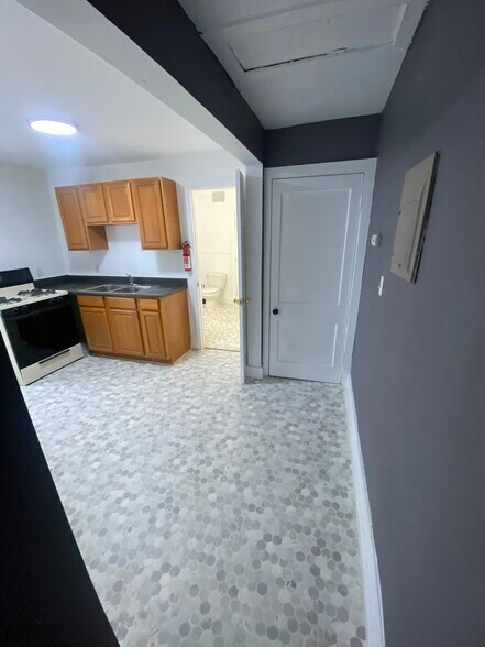 Building Photo - 916 W Lovell St