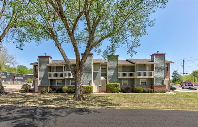 Primary Photo - 515 W Benton St