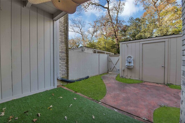 Building Photo - 2113 Lake Village Dr