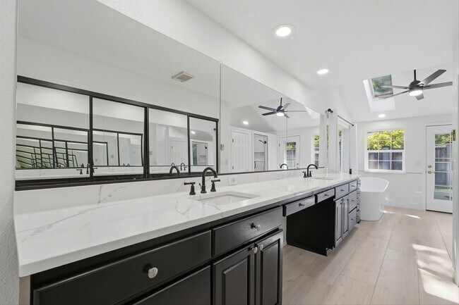 Building Photo - 17903 Ridge Lake Dr