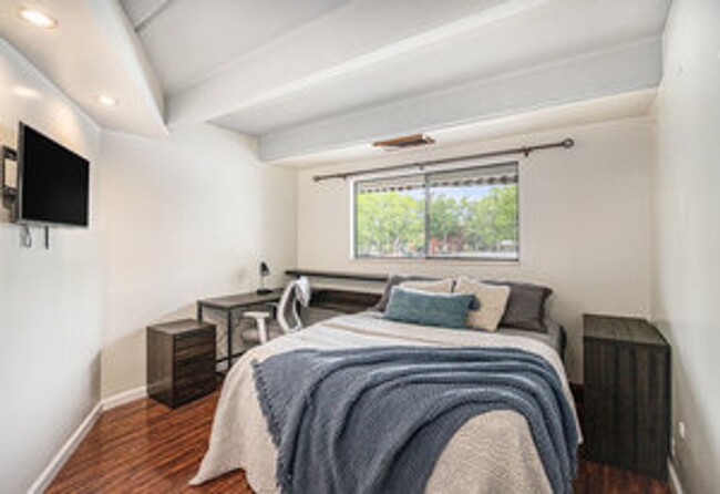 Building Photo - Cute 2 Bed Condo in Old Town