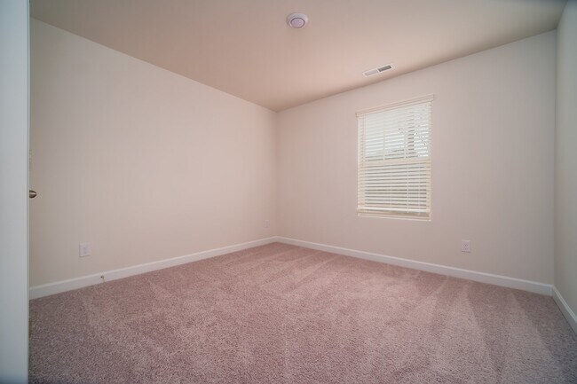 Building Photo - "Charming 3-Bedroom Retreat with 2.5 Baths in the Heart of Belmont!"