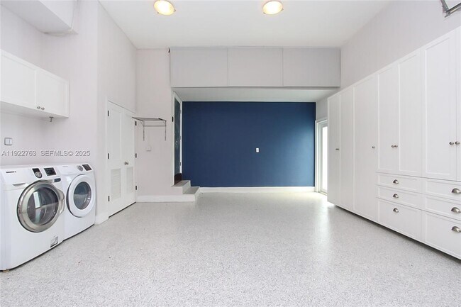 Building Photo - 1400 Alberca St