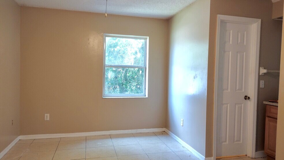 Building Photo - 1348 W Evans Cir