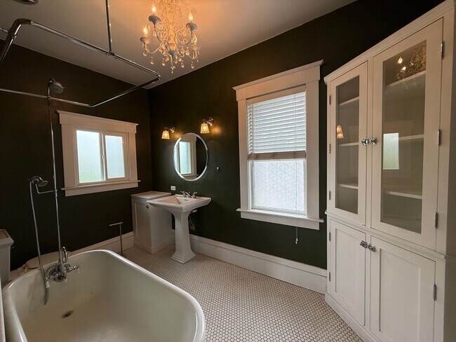 Building Photo - Elegant 2 Bed, 1 Bath Home on South Hill!