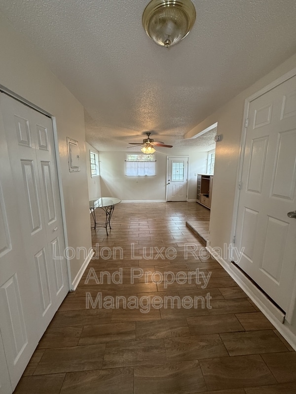 Building Photo - 909 La Marche Dr