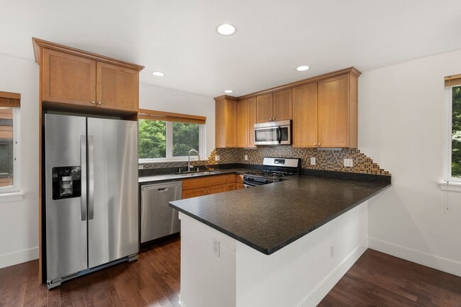 Building Photo - West Seattle - Large Bright 2 Bedroom 1.75 bath Delridge Townhouse