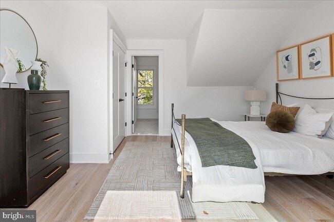 Building Photo - 909 N Irving St