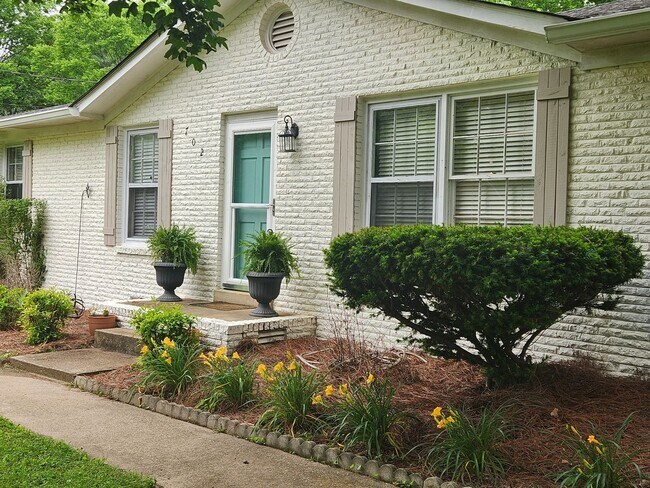 Building Photo - Remodeled home just two minutes from Spring Hill's Main Street!