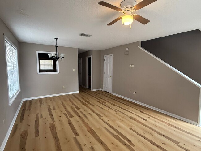 Building Photo - Beautiful 2bedroom, 2bathroom Townhome