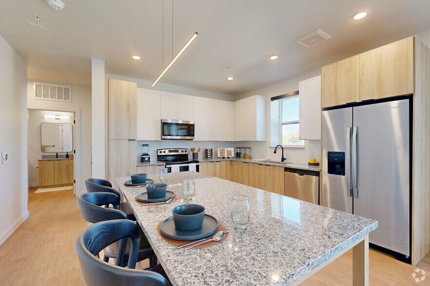 2BR, 2BA - 1,035SF - Dining Room - Martin