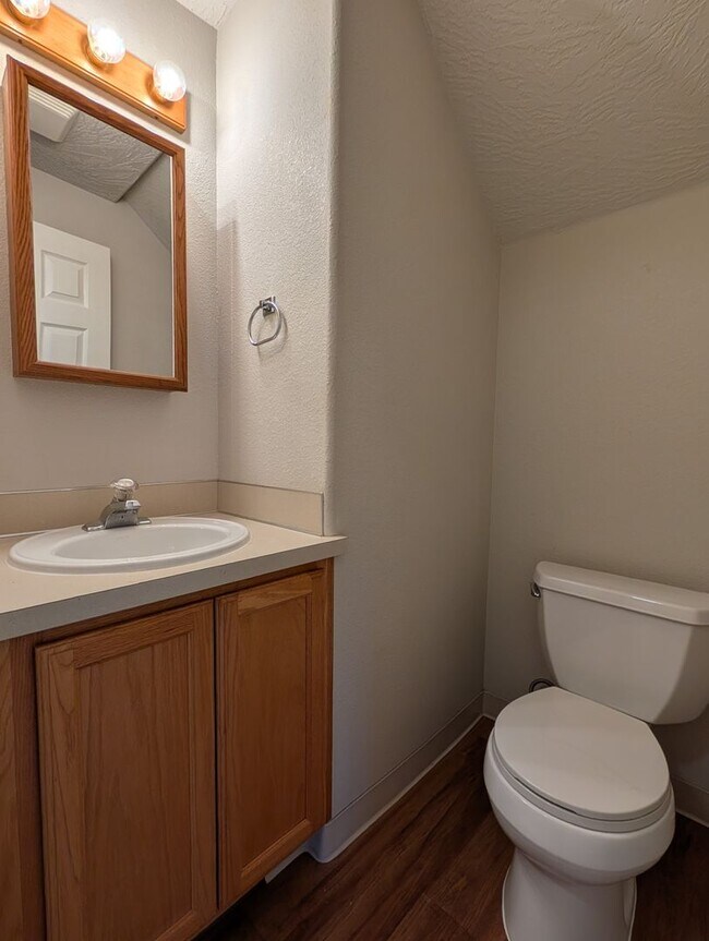 Building Photo - 3-Bedroom, 2.5-Bath Home Close To River Road In Eugene!