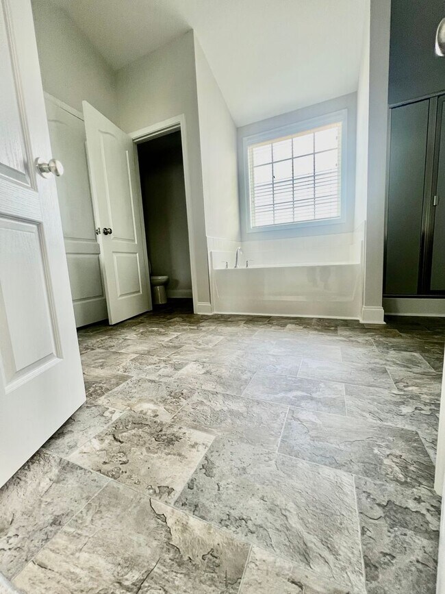 Building Photo - Stunning 4BR 3BA Home in Colfax
