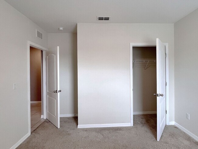 Building Photo - Four-Bedroom Home Near Lake Hartridge