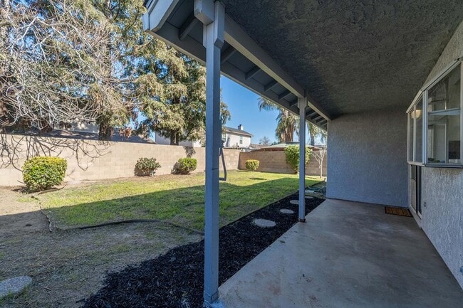 Building Photo - 3 bedroom minutes from shopping & freeway access!