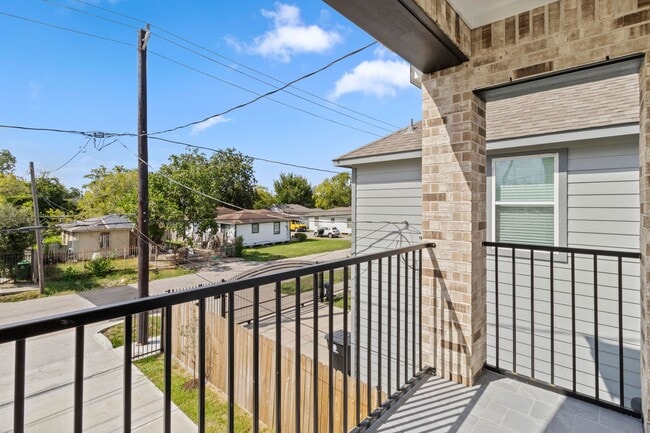 Building Photo - 7925 Colonial Ln