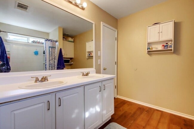 Building Photo - 450 Carriage Way