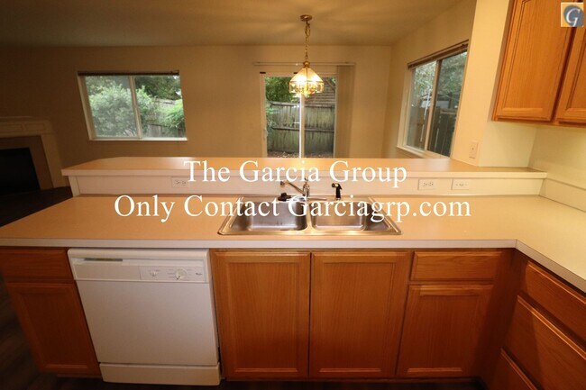 Building Photo - Great 4 bedroom 2.5 bathroom Single Family...