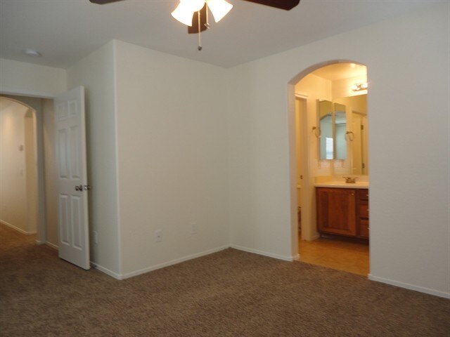 Building Photo - 4647 E Laurel Ave