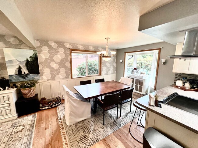 Building Photo - Beautiful Custom 3bd 2.5 bath Hardwood in ...