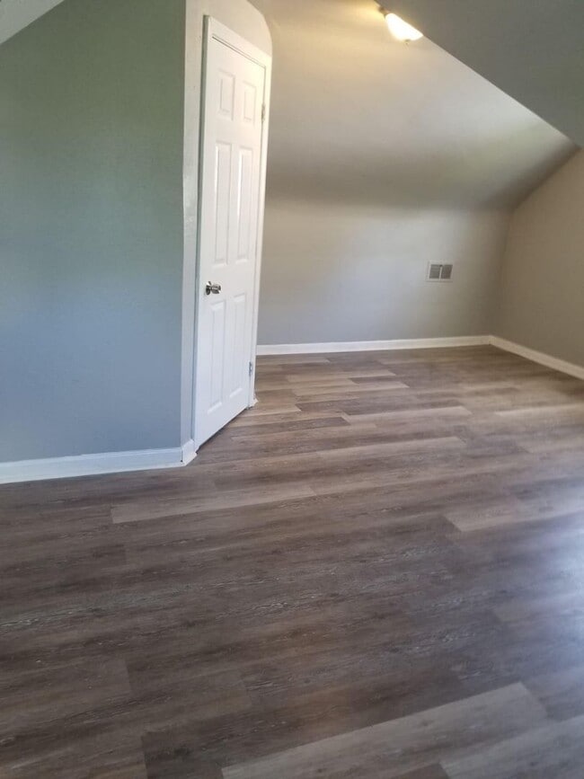 Building Photo - 3 Bdr Large Single Family House in a Nice ...