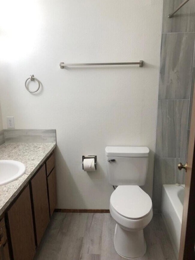 Building Photo - 2 bedroom in Seattle WA 98105