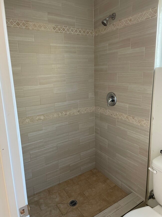 Building Photo - 114 W B St