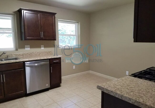 Building Photo - 6 Broadmoor Dr