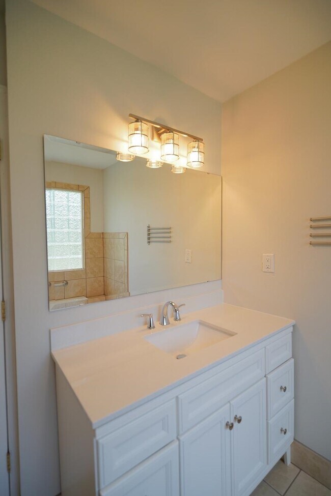 Building Photo - 1506 Sharon Rd