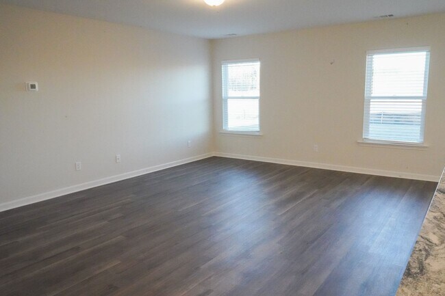 Building Photo - AVAILABLE NOW!