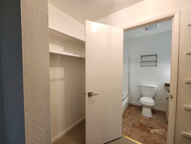 Building Photo - 1 Bedroom 1 Bath Remodeled Condo Available...