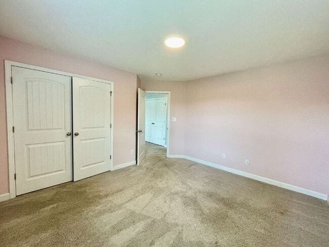 Building Photo - Spacious 4 Bedroom, 2 And A Half Bath Nest...