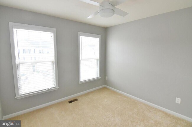 Building Photo - 165 Solara Dr