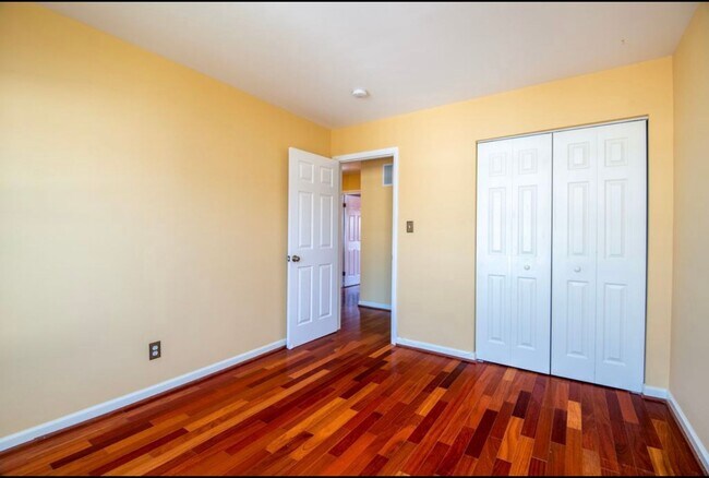Building Photo - Bright 3 Bedroom Takoma Townhome with Park...
