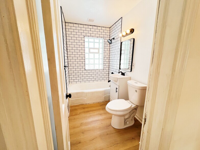 Building Photo - 4530 Wood Ave