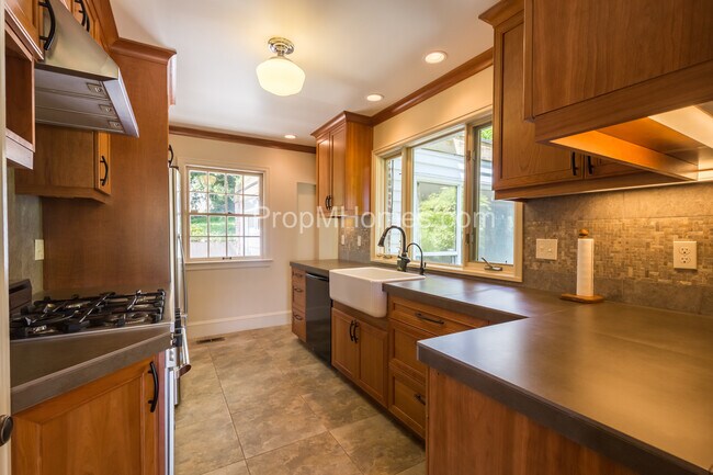 Building Photo - Riverfront Perfection with this Charming 3 Bedroom Lake Oswego Home!