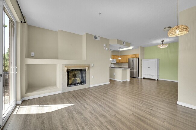 Building Photo - $1,595.00 - $500 OFF First Month Rent -  2 Bedrooms, 1 Bathroom, Condo in Longmont with Washer an...