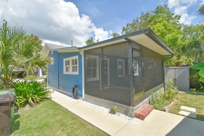 Building Photo - 7 Dupont Ln