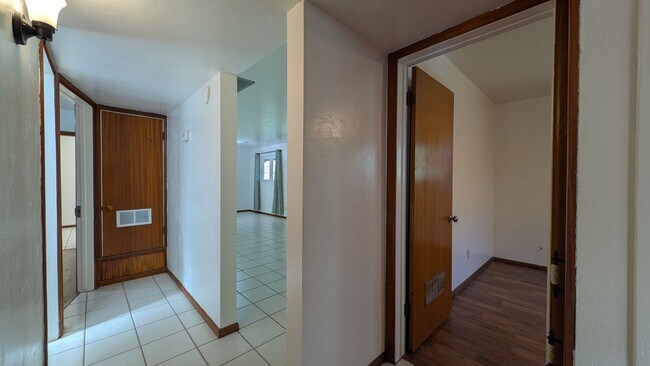 Building Photo - 3 Bedroom Home in the Hudson Manor Community Near S McClintok Dr and E Apache Blvd!