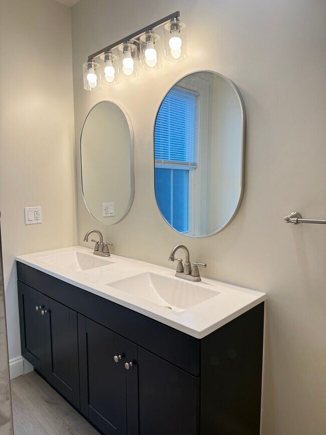 Building Photo - Newly Renovated 3 Bedroom 2 Bathroom Apartment in Prime Location - Washer/dryer in unit!