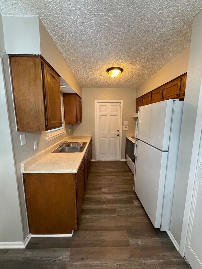 Building Photo - Lovely Single Story 3 Bedroom 2 Bath w/ easy access to Lackland AFB, Sea World, & Shopping